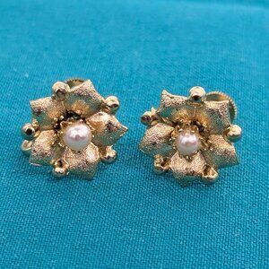 Vintage gold metal floral screwback earrings